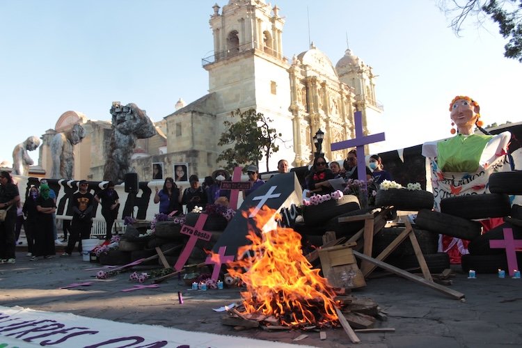 25N en Oaxaca realizan “barricada” para exigir un alto a la violencia feminicida