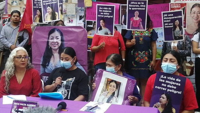 Familia de Sandra Domínguez levanta plantón, Jara Cruz no dio respuestas