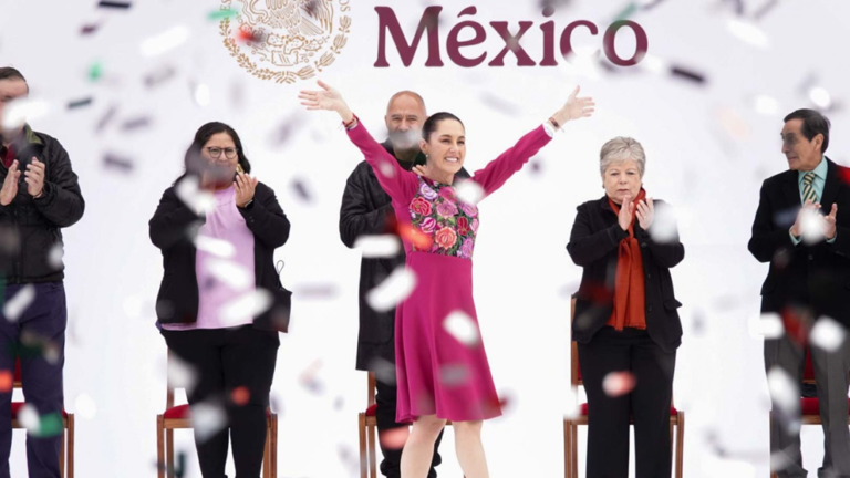 La presidenta habla de sus primeros100 días en un día frio, sin zócalo lleno y con el apoyo visible  especialmente del magisterio