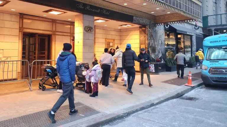 Familias inmigrantes sacan a los niños de escuelas de Nueva York por miedo a redadas