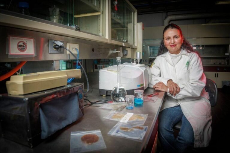 Mujeres en la Ciencia: Rosa María Gómez Espinosa, investigadora UAEMex, experimenta con materiales orgánicos para eliminar contaminantes en el agua