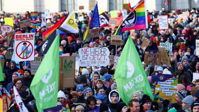 Omas gegen Rechts marchan para defender la democracia en Berlín
