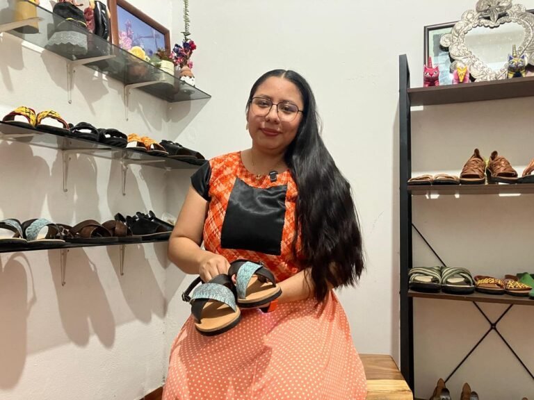 Milady Cabrera, la istmeña que innova la talabartería con huaraches ecológicos
