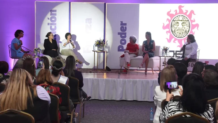 Profesionistas analizan las claves para la igualdad de género en la mesa de diálogo Mujer es Poder 2025