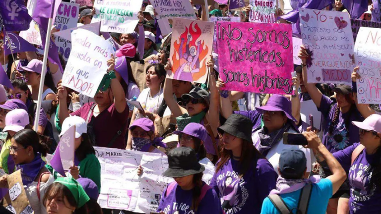 Las expresiones de la inmensa marcha de mujeres que pobló el centro de la Ciudad de México este 8M