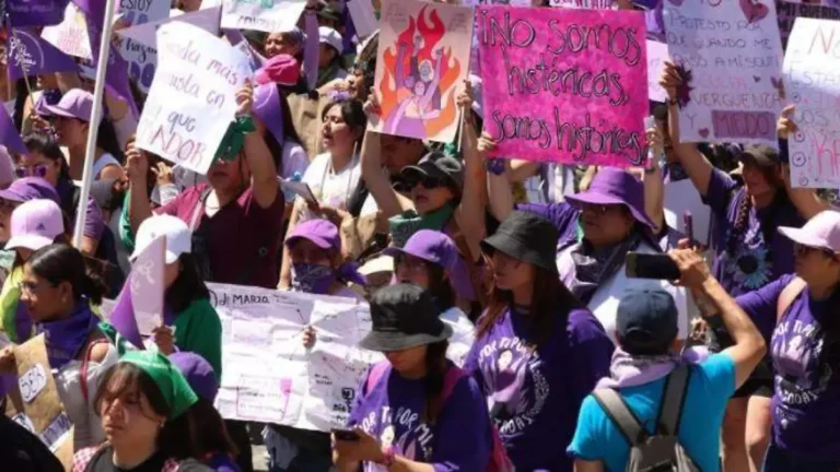 Marcha del 8M rompe récord con la asistencia de 200 mil mujeres