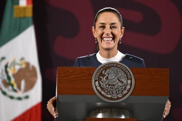 La presidenta de la República reitera programas para mujeres cuando se acercan día de la  infancia y de la madre: reafirma  papel tradicional femenino