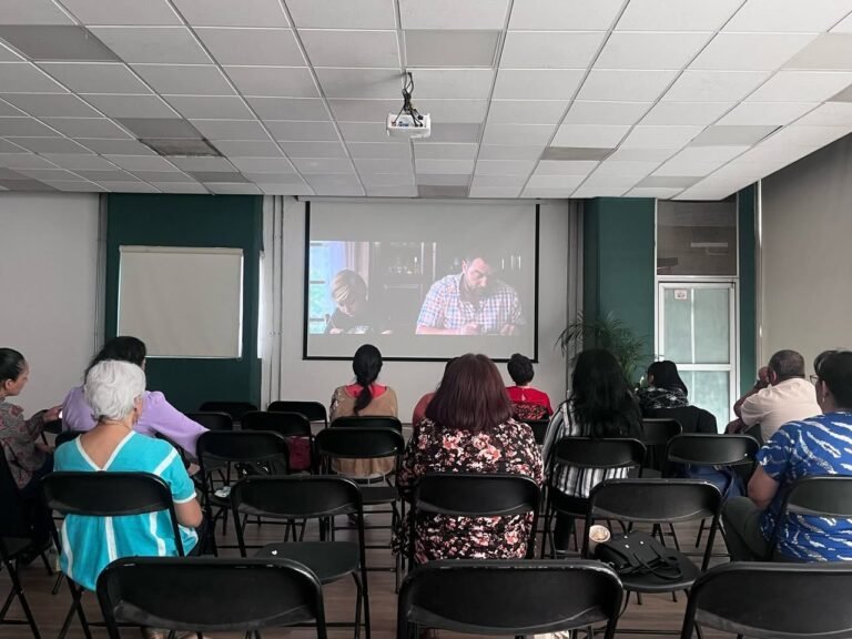 Reflexionan sindicalistas sobre violencia vicaria en 2ª sesión de cine debate