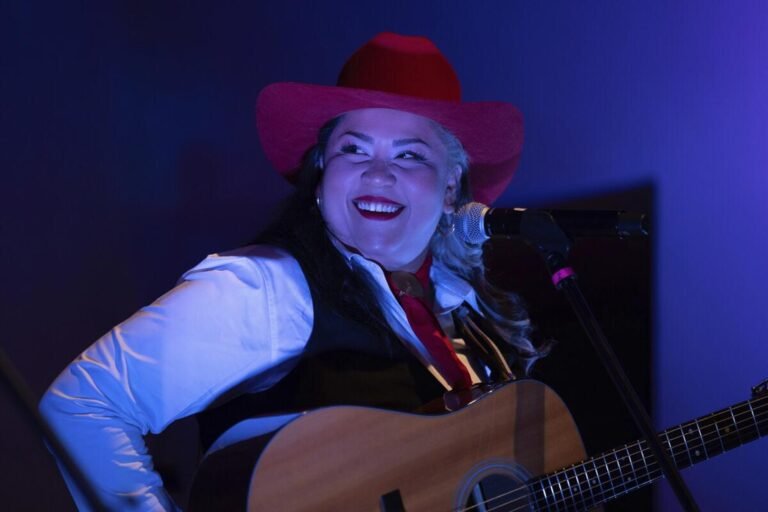 Vivir Quintana cambia enfoque de corridos