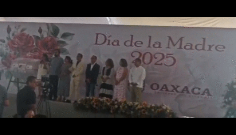 En desayuno de madres, abuchean a Salomón Jara