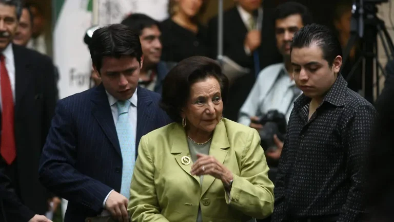 Ifigenia Martínez en el muro de honor del Senado