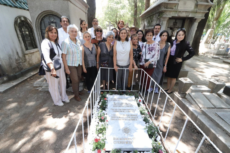 Colocan lápida en el Panteón de Xoco a la tumba de la  maestra  Elena Torres Cuéllar; sus restos estuvieron 50 años sin nombre