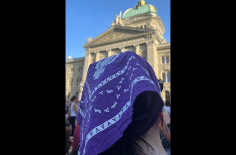 Miles de mujeres en Suiza exigen la igualdad