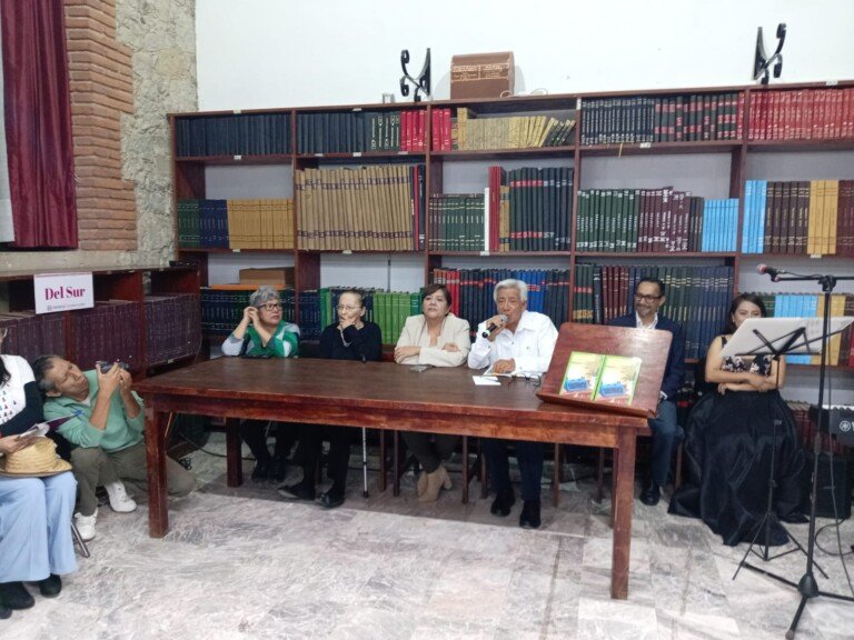Presenta Leandro Hernández, libro homenaje a Mujeres Periodistas Oaxaqueñas