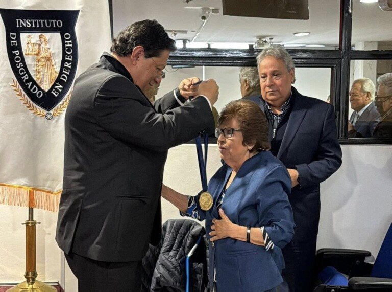 Reconocen a Manuel Fuentes Muñiz, el abogado laborista de las cusas sociales