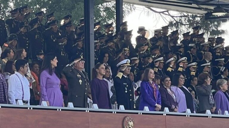 Sheinbaum reivindica a mujeres militares en el 8M y promete igualdad plena