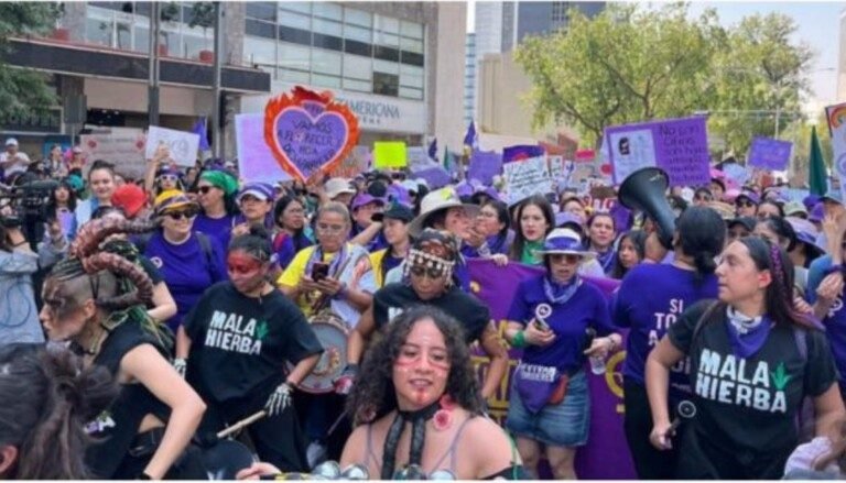 Las voces de todas Miles de personas salen a la calle este 8M a favor de la igualdad real y la paz: No a la guerra