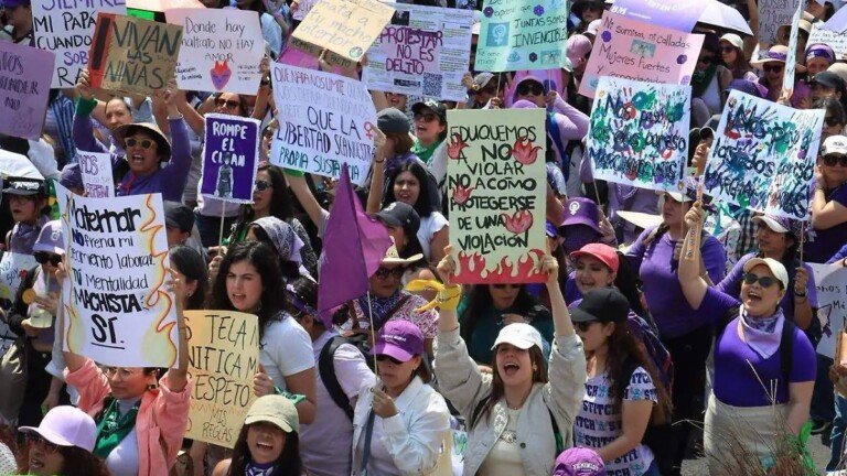 Carteles en la marcha del 8M señalan desde el miedo a desaparecer hasta la exigencia de ser libres