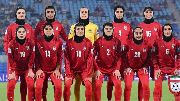 Las Cinco futbolistas iraníes que no cantaron el himno reciben asilo humanitario de Australia, durante la Copa Asiática 2026