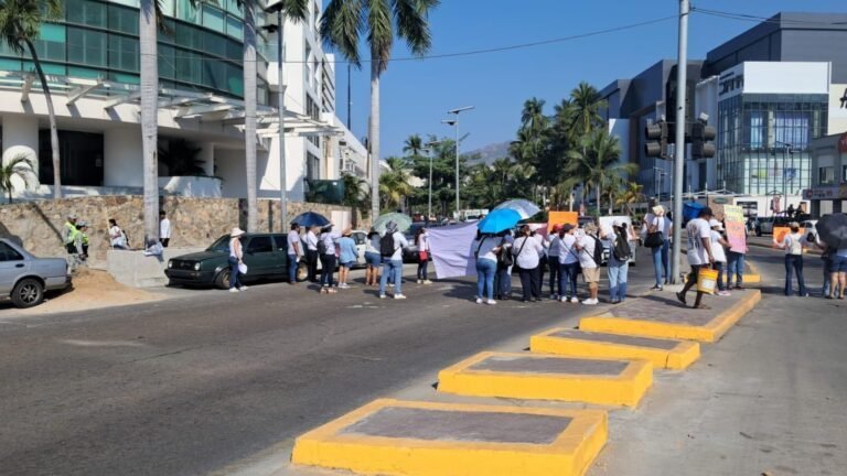 Familiares y compañeros de trabajo de profesora desaparecida piden ayuda para su localización