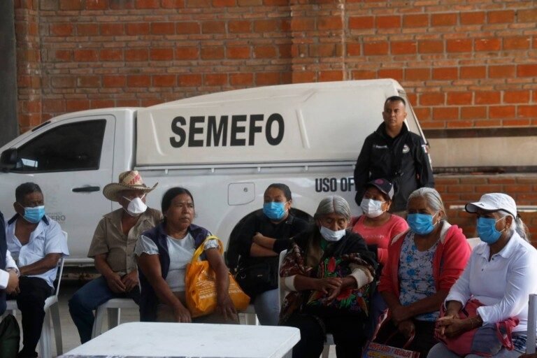 Siguen autoridades sembrando expectativas en las familias de los 43 normalistas