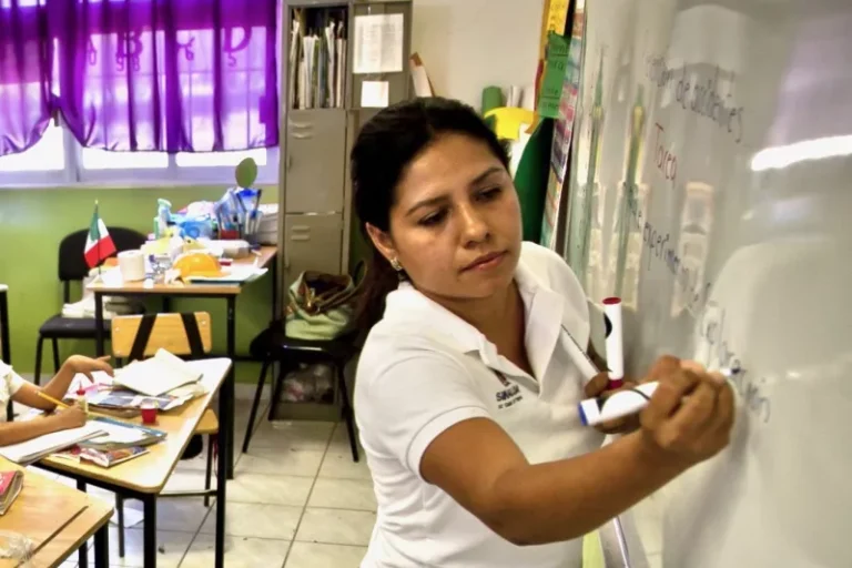 Maestras sostiene mucho más que las aulas en América Latina: CLADEM 