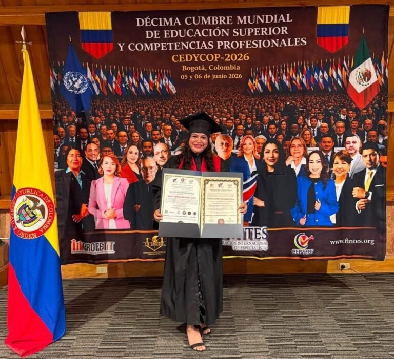 Otorgan Doctorado Supremo Honoris Causa a destacada mexicana en Colombia